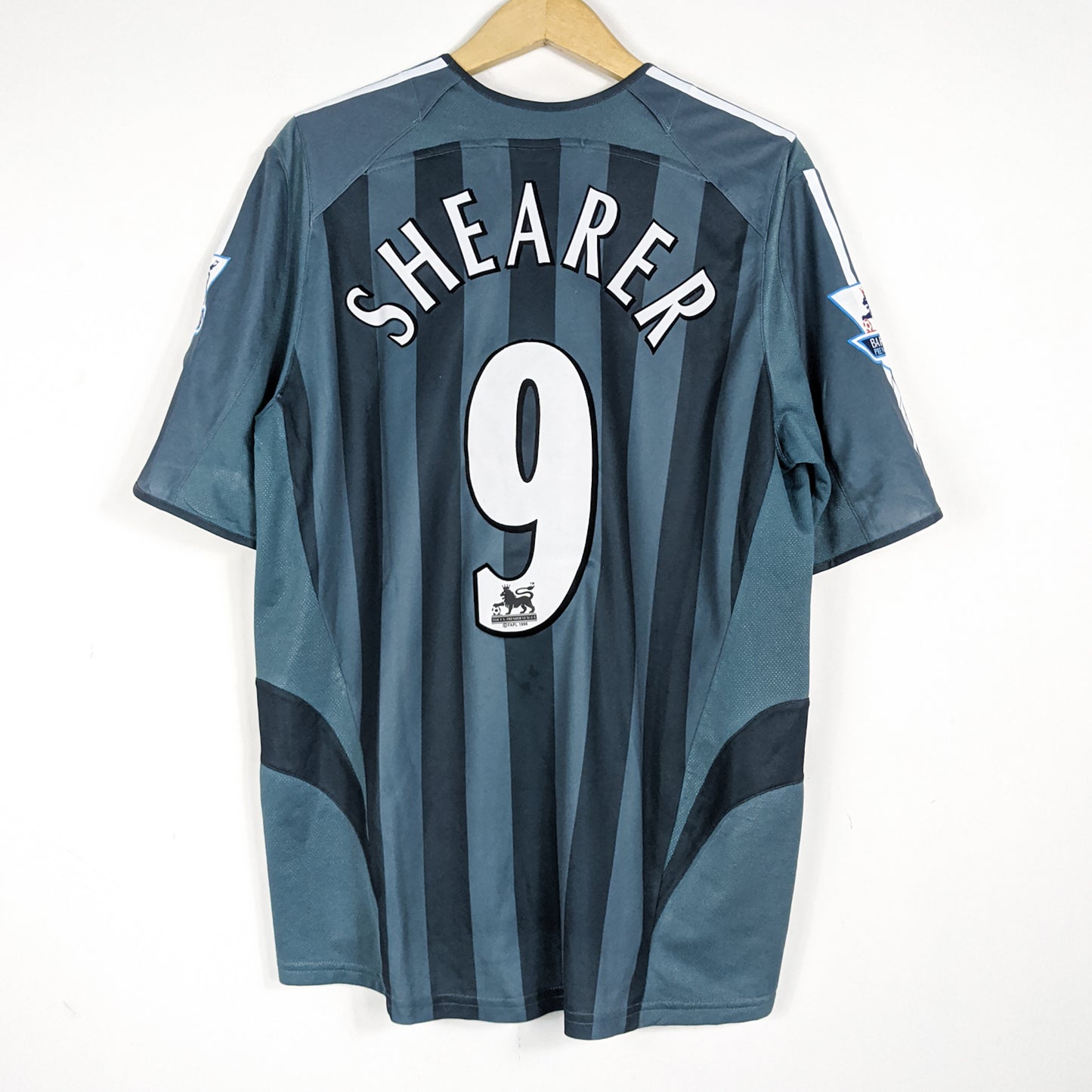 Authentic Newcastle 2005/06 Away - Shearer #9 Size L