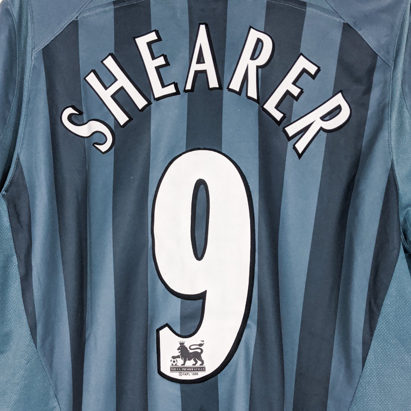 Authentic Newcastle 2005/06 Away - Shearer #9 Size L