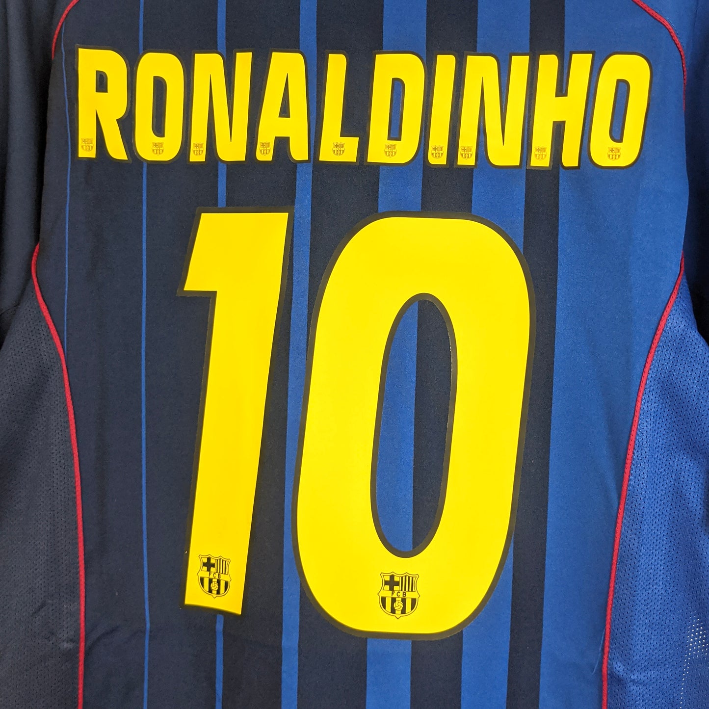 Original Barcelona 2004/05 Away - Ronaldinho #10 Size L