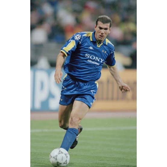 Authentic Juventus 1997/98 Away - Zidane #21 Size L (Jaspo)