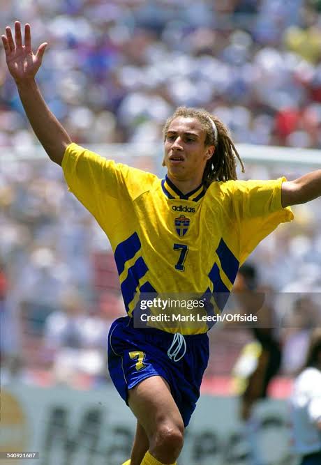 Authentic Sweden 1994/96 Home - Larsson #7 Size L