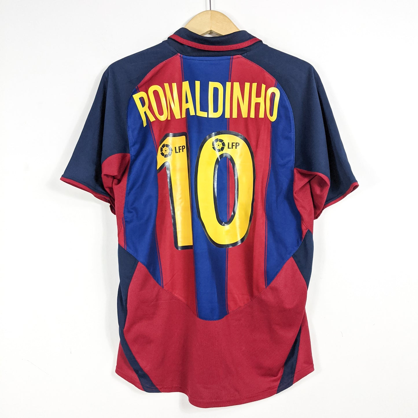 Authentic Barcelona 2003/04 Home - Ronaldinho #10 Size M (Player Issue)