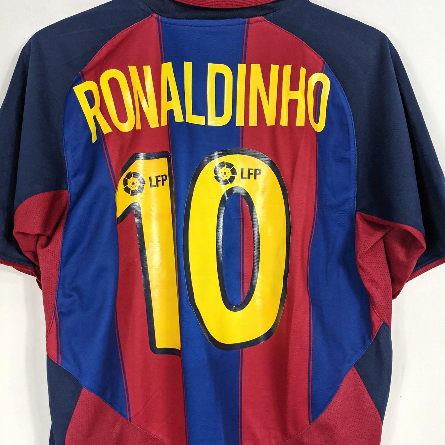 Authentic Barcelona 2003/04 Home - Ronaldinho #10 Size M (Player Issue)