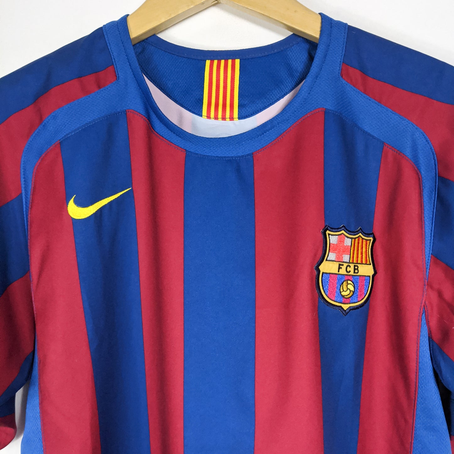 Authentic Barcelona 2005/06 Home - Ronaldinho #10 Size M