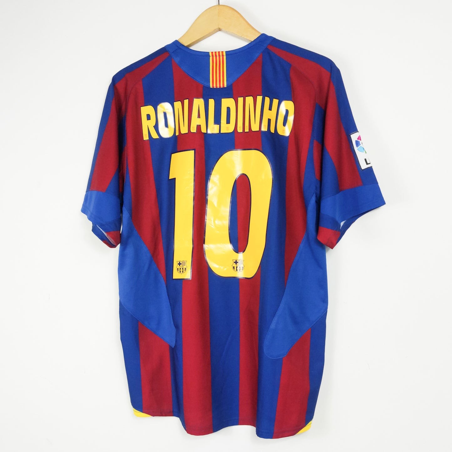 Authentic Barcelona 2005/06 Home - Ronaldinho #10 Size M