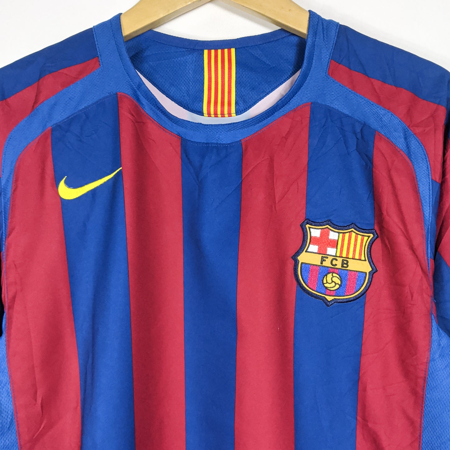 Authentic Barcelona 2005/06 Home - Ronaldinho #10 Size M