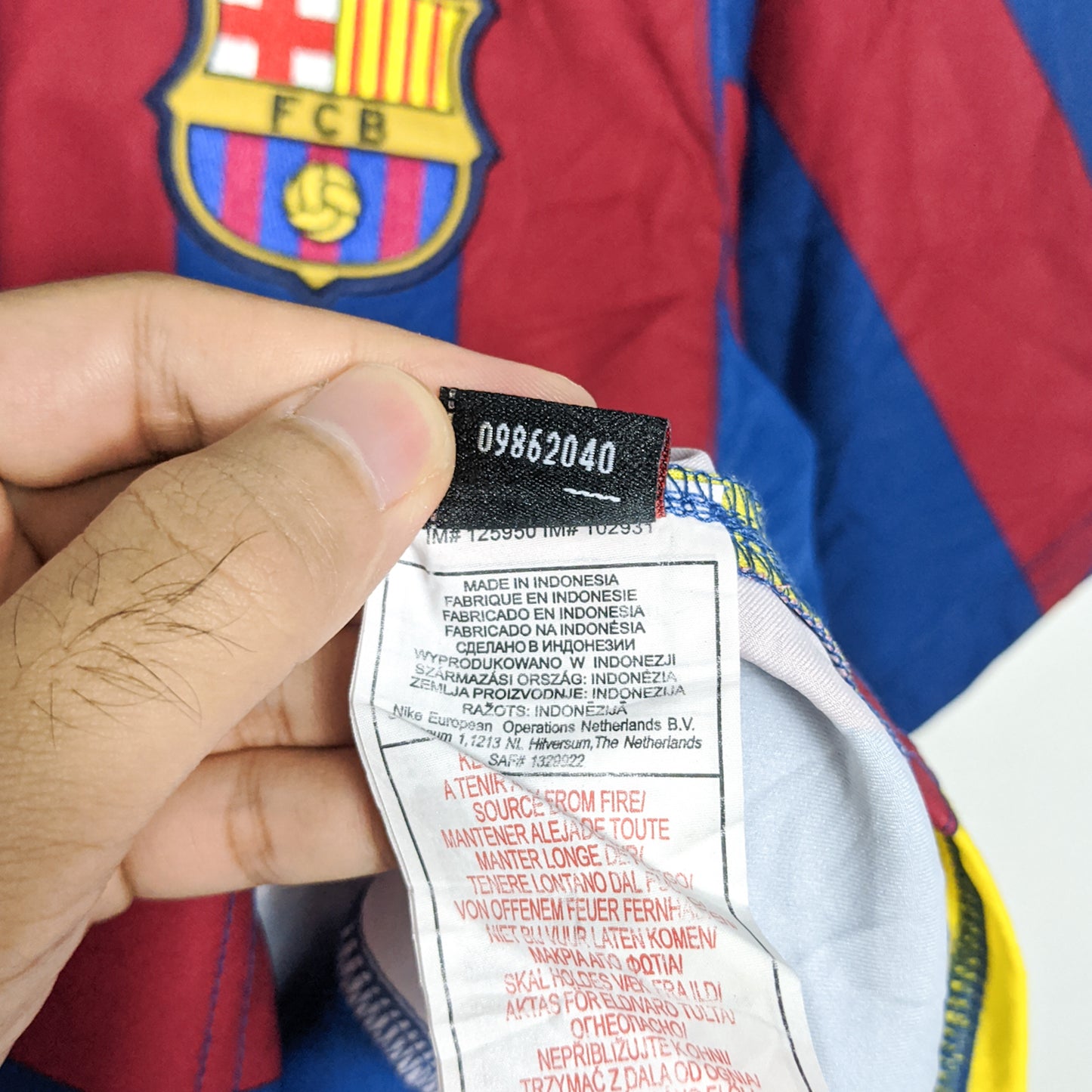 Authentic Barcelona 2005/06 Home - Ronaldinho #10 Size M