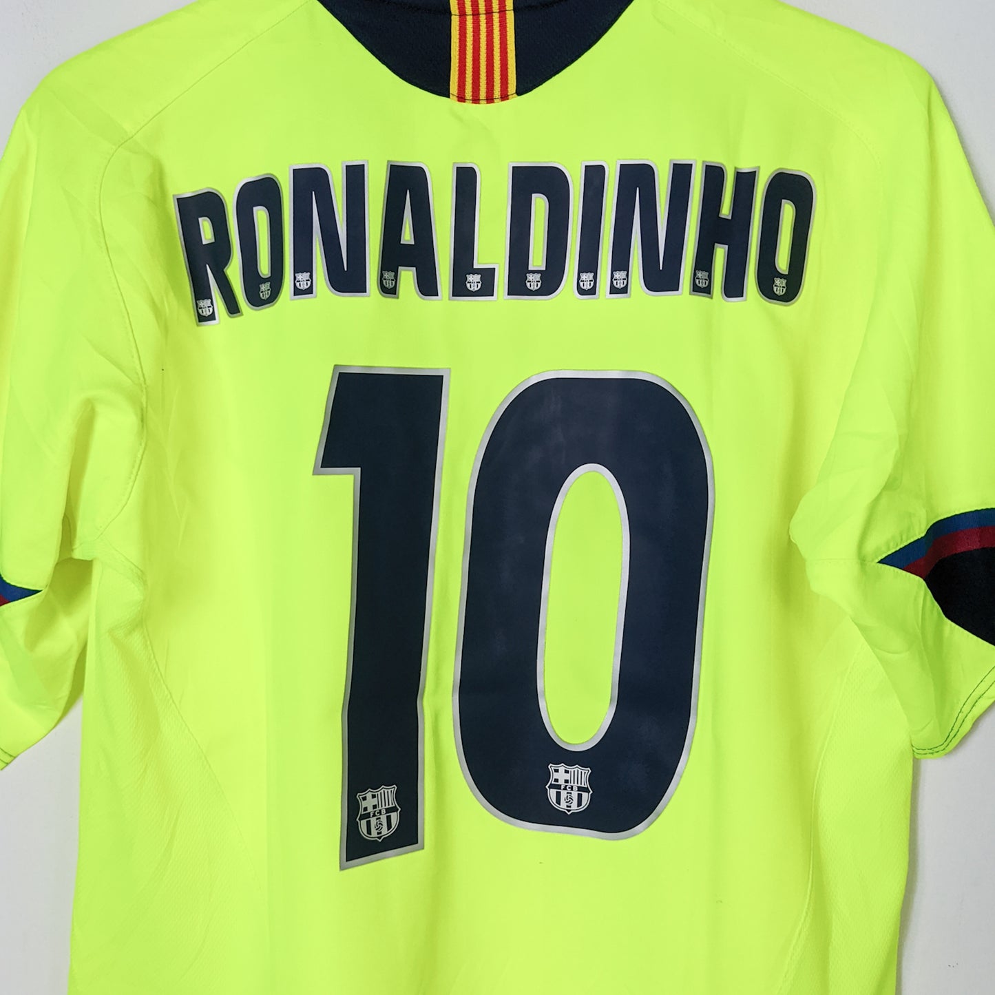 Original Barcelona 2005/06 Away - Ronaldinho #10 Size M