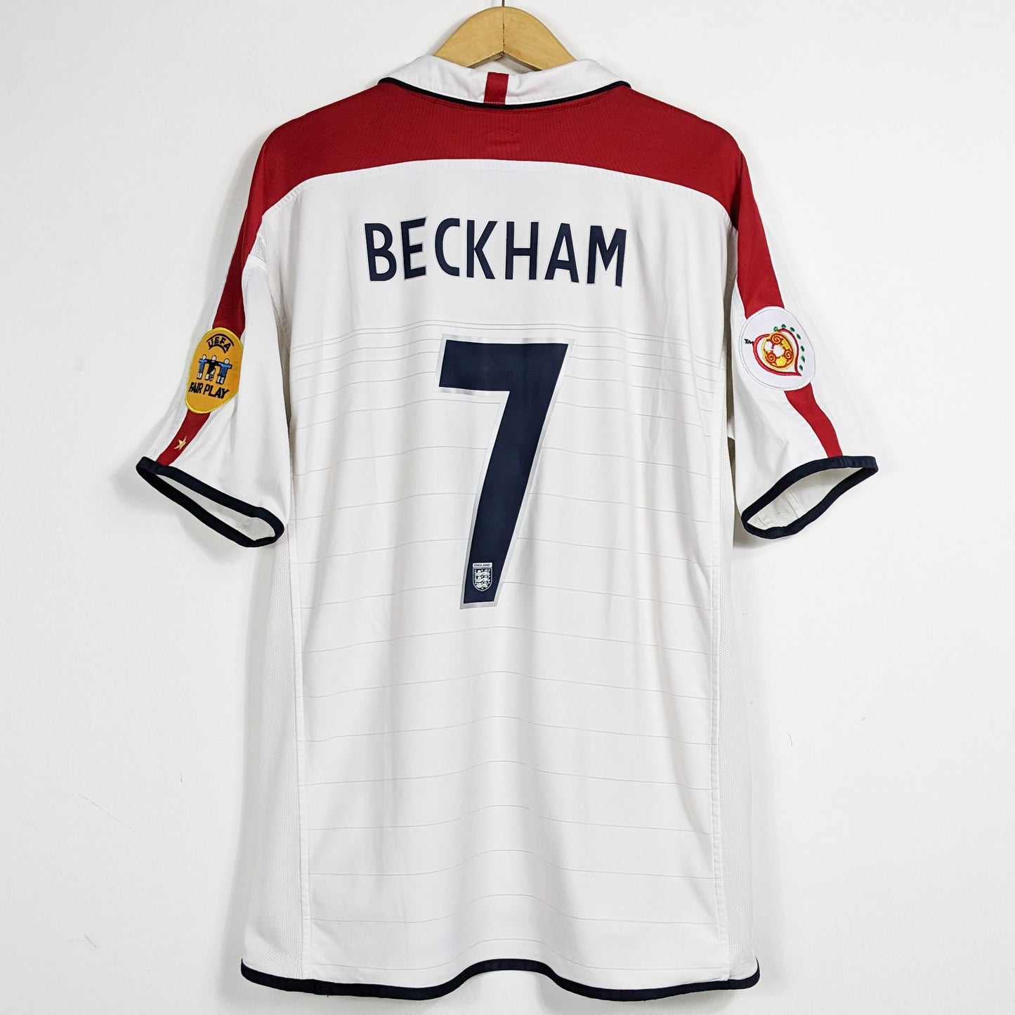 Authentic England 2004 Home - Beckham #7 Size XL (With shorts) (Euro)