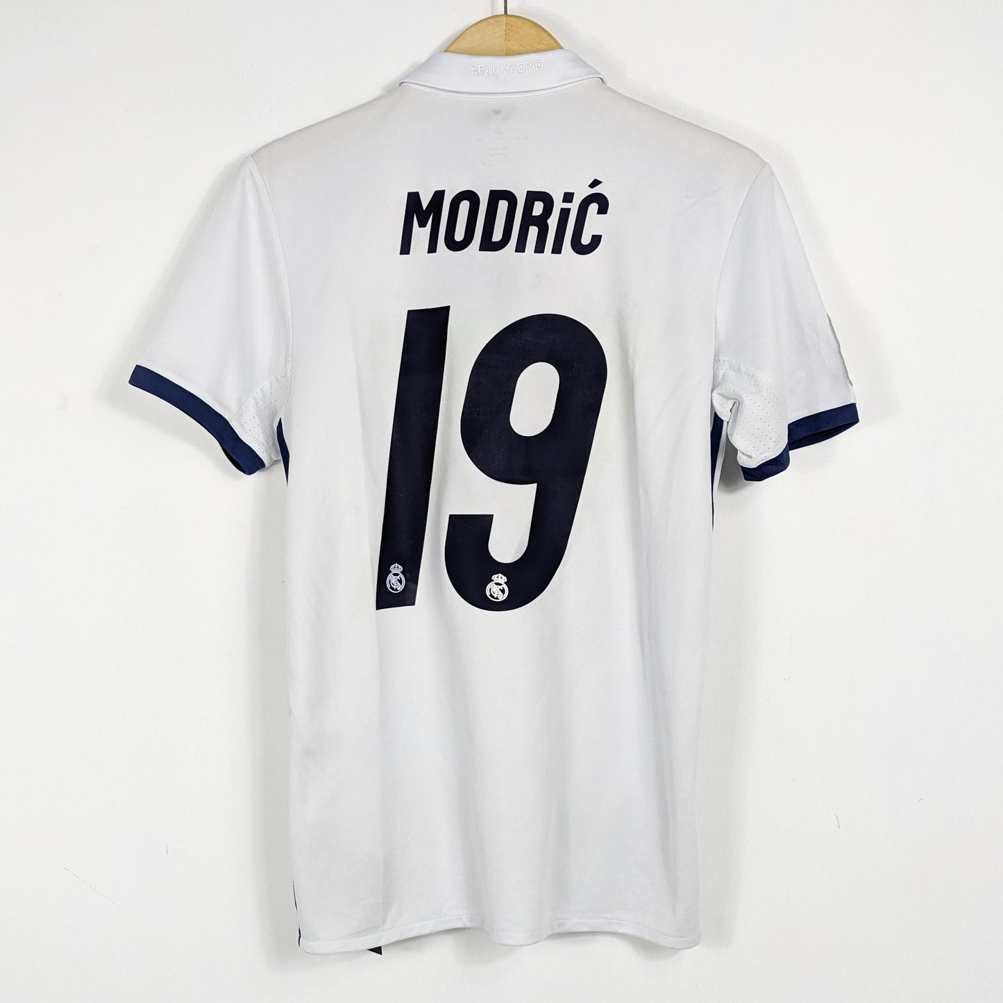 Authentic Real Madrid 2016/17 Home - Modric #14 Size S