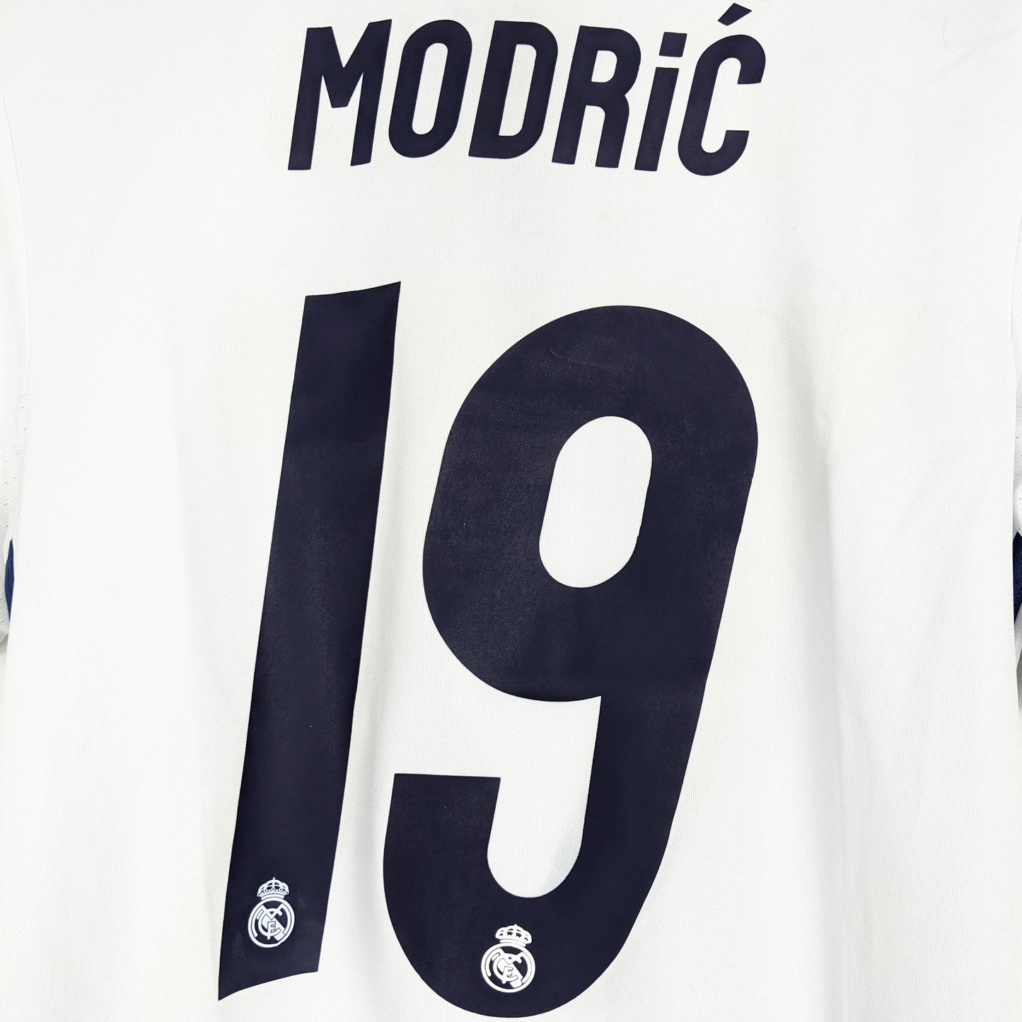 Authentic Real Madrid 2016/17 Home - Modric #14 Size S