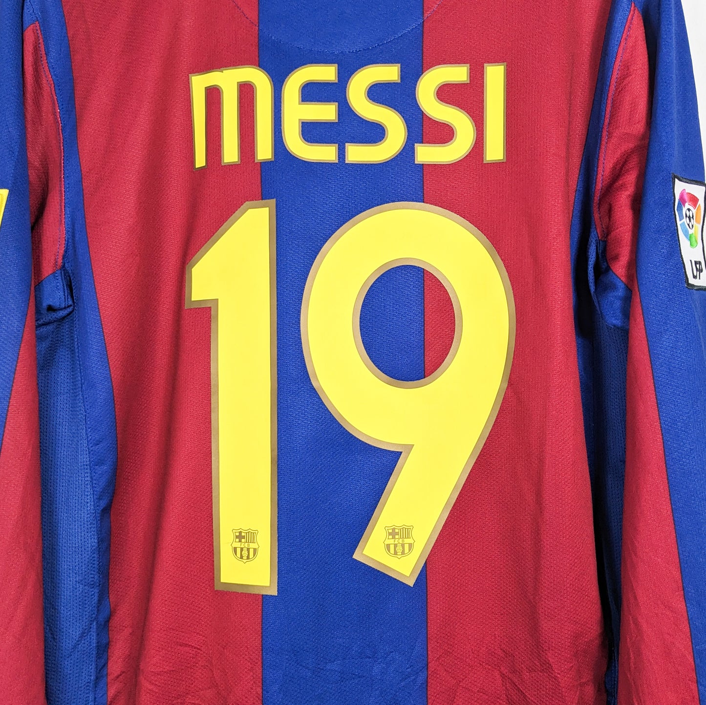 Authentic Barcelona 2007/08 Home - Messi #19 Size M (Long Sleeve)